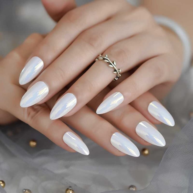 Nail móng nhọn màu trắng tinh khôi nhã nhặn