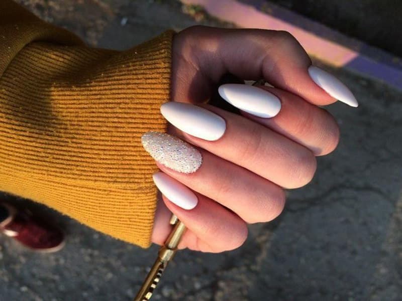 Nail móng nhọn màu trắng tinh khôi nhã nhặn