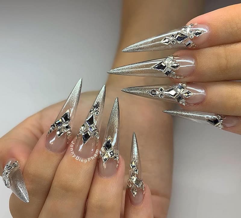 Nail móng nhọn trong suốt lạ lẫm mà đặc biệt