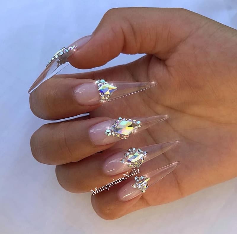 Nail móng nhọn trong suốt lạ lẫm mà đặc biệt