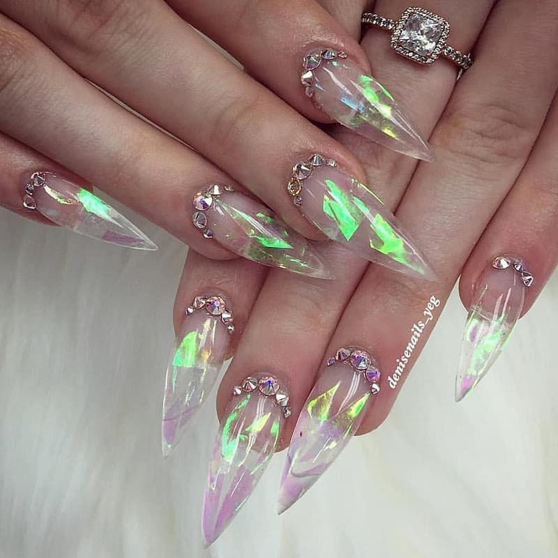 Nail móng nhọn trong suốt lạ lẫm mà đặc biệt