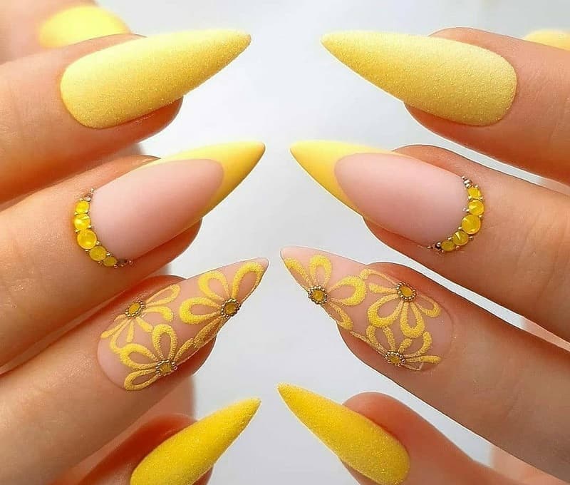 Nail móng nhọn màu vàng trẻ trung năng động
