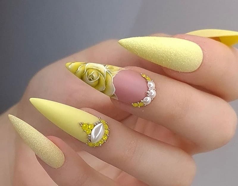Nail móng nhọn màu vàng trẻ trung năng động