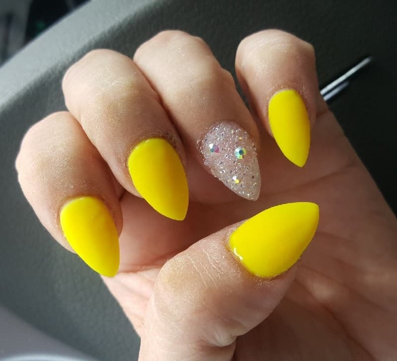 Nail móng nhọn màu vàng trẻ trung năng động