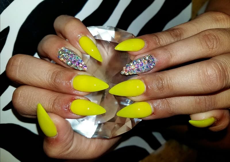 Nail móng nhọn màu vàng trẻ trung năng động