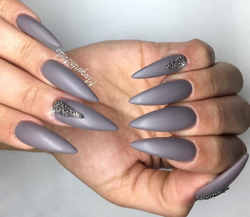 Nail móng nhọn màu xám hiện đại