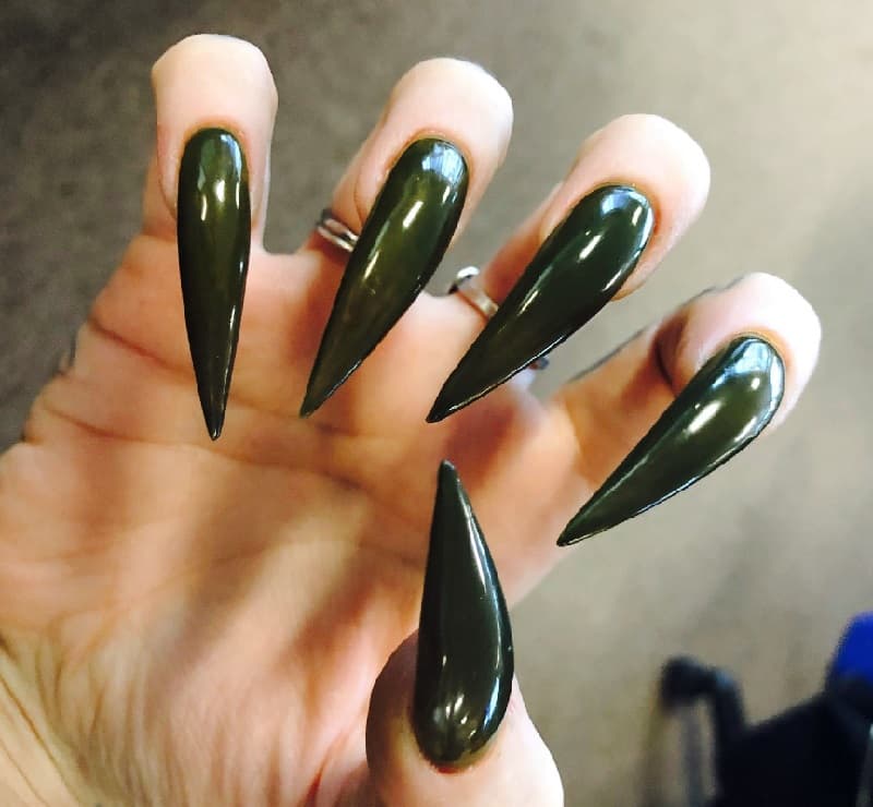 Nail móng nhọn xanh rêu gợi nhắc sự tươi mát của thiên nhiên