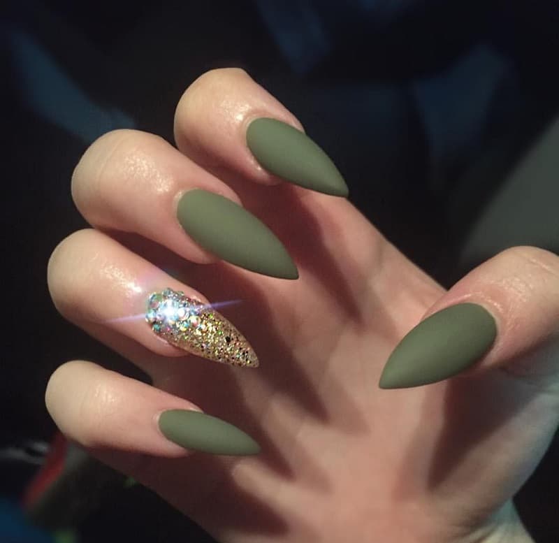 Nail móng nhọn xanh rêu gợi nhắc sự tươi mát của thiên nhiên