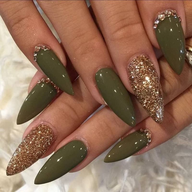 Nail móng nhọn xanh rêu gợi nhắc sự tươi mát của thiên nhiên