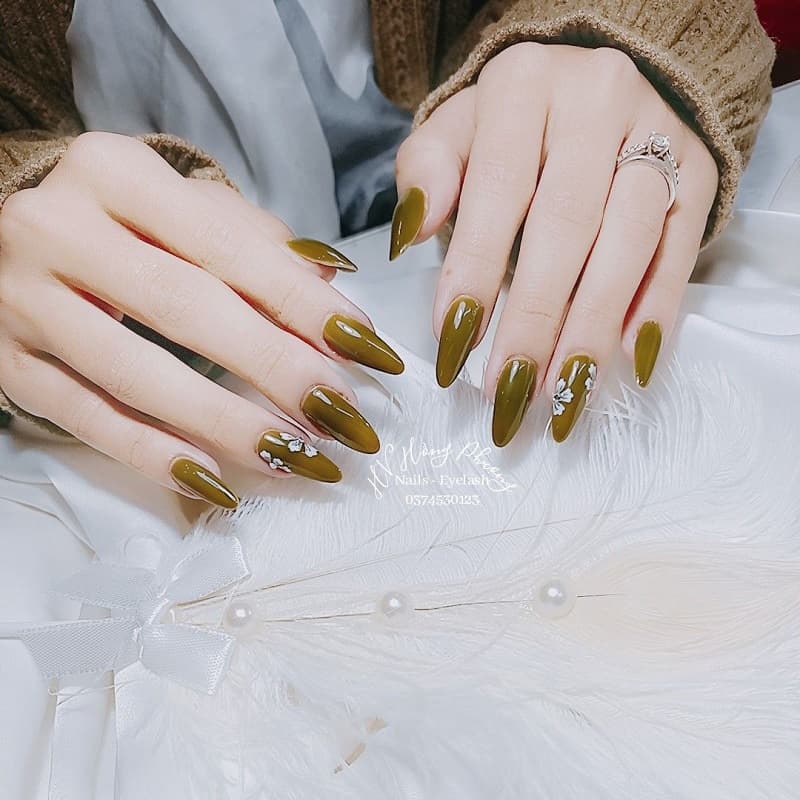 Nail móng nhọn xanh rêu gợi nhắc sự tươi mát của thiên nhiên
