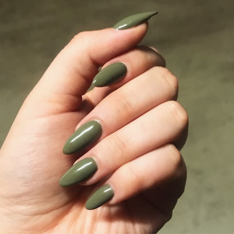 Nail móng nhọn xanh rêu gợi nhắc sự tươi mát của thiên nhiên