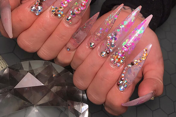 nail nhọn gắn đá quyến rũ