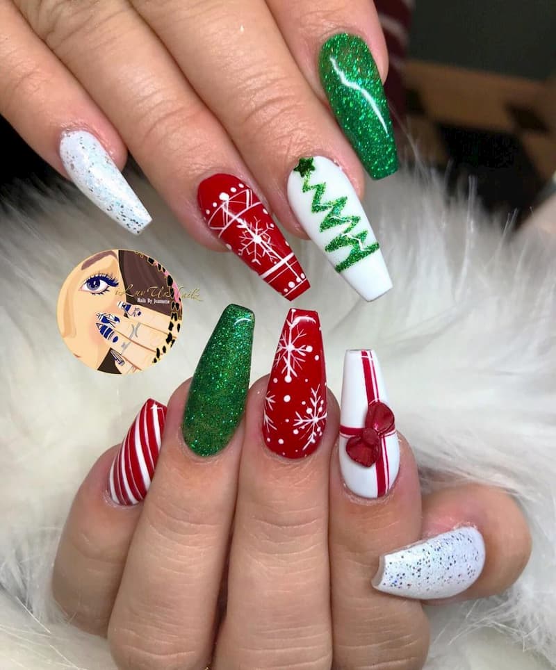 Mẫu nail màu đỏ cho ngày giáng sinh an lành