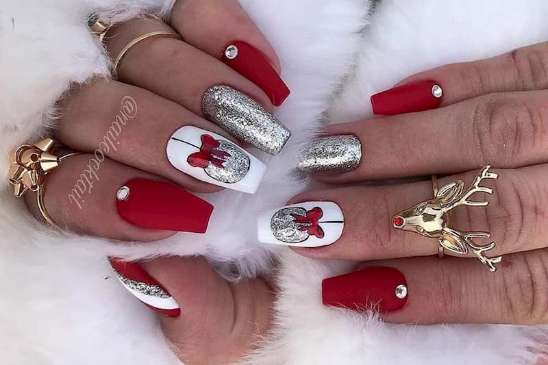 Mẫu nail màu đỏ cho ngày giáng sinh an lành