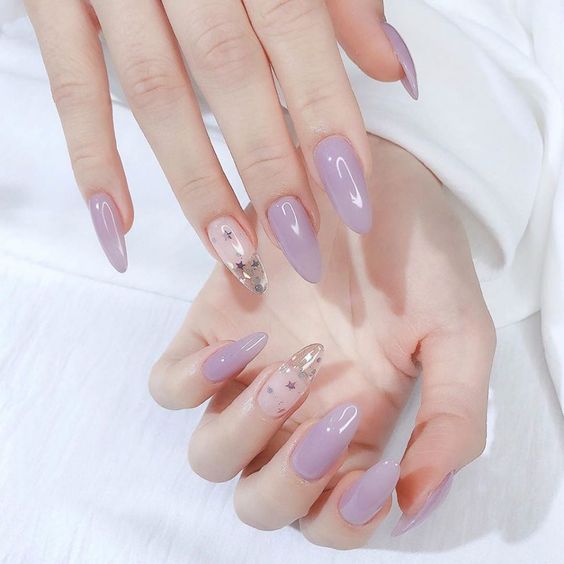 Mẫu nail màu tím pastel trang trí đính đá