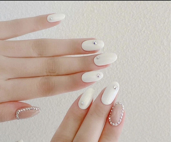 nail trắng đính đá độc đáo