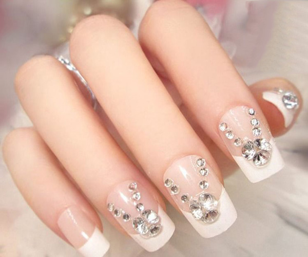 nail trắng đính đá lấp lánh
