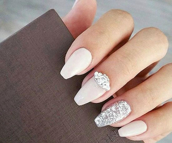 nail trắng đính đá xinh