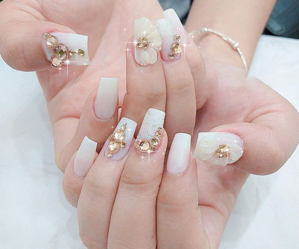 nail trắng đính đá 