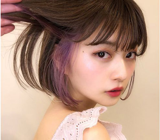 Highlight hồng ẩn sau tai trên nền tóc nâu
