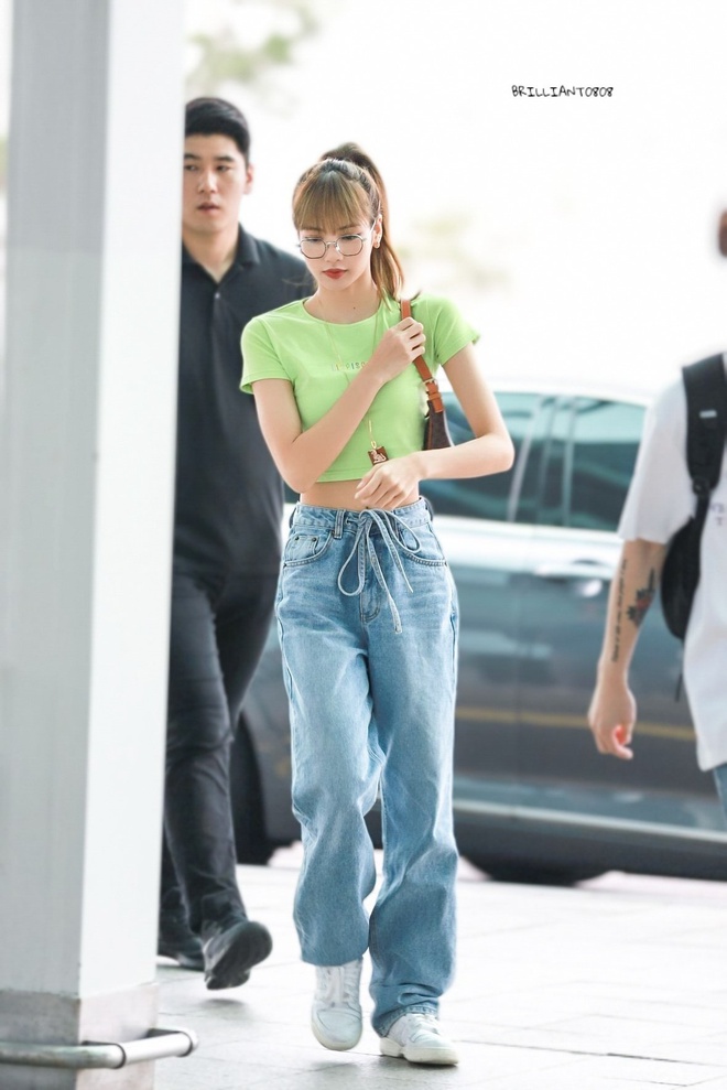 Các cô nàng Black Pink dù mặc các loại quần khó nhằn vẫn khoe được eo thon chân dài