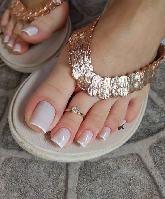 Sơn móng chân màu tím pastel phù hợp với nhiều cô gái