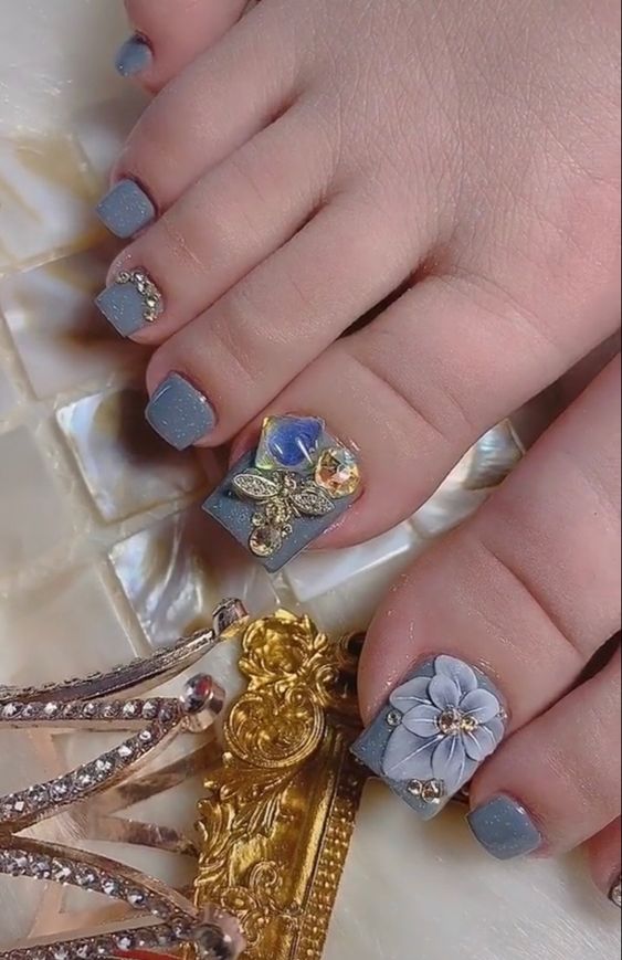 Sơn móng chân pastel đính đá đơn giản dành cho da ngăm