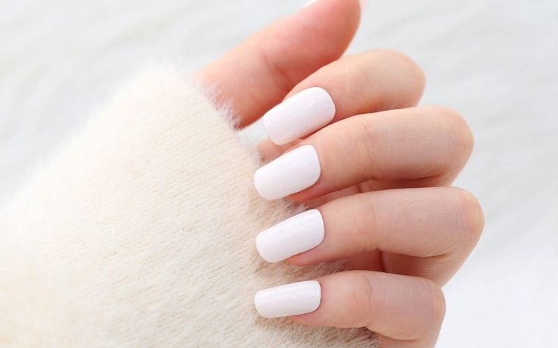 Sơn móng tay màu trắng đục