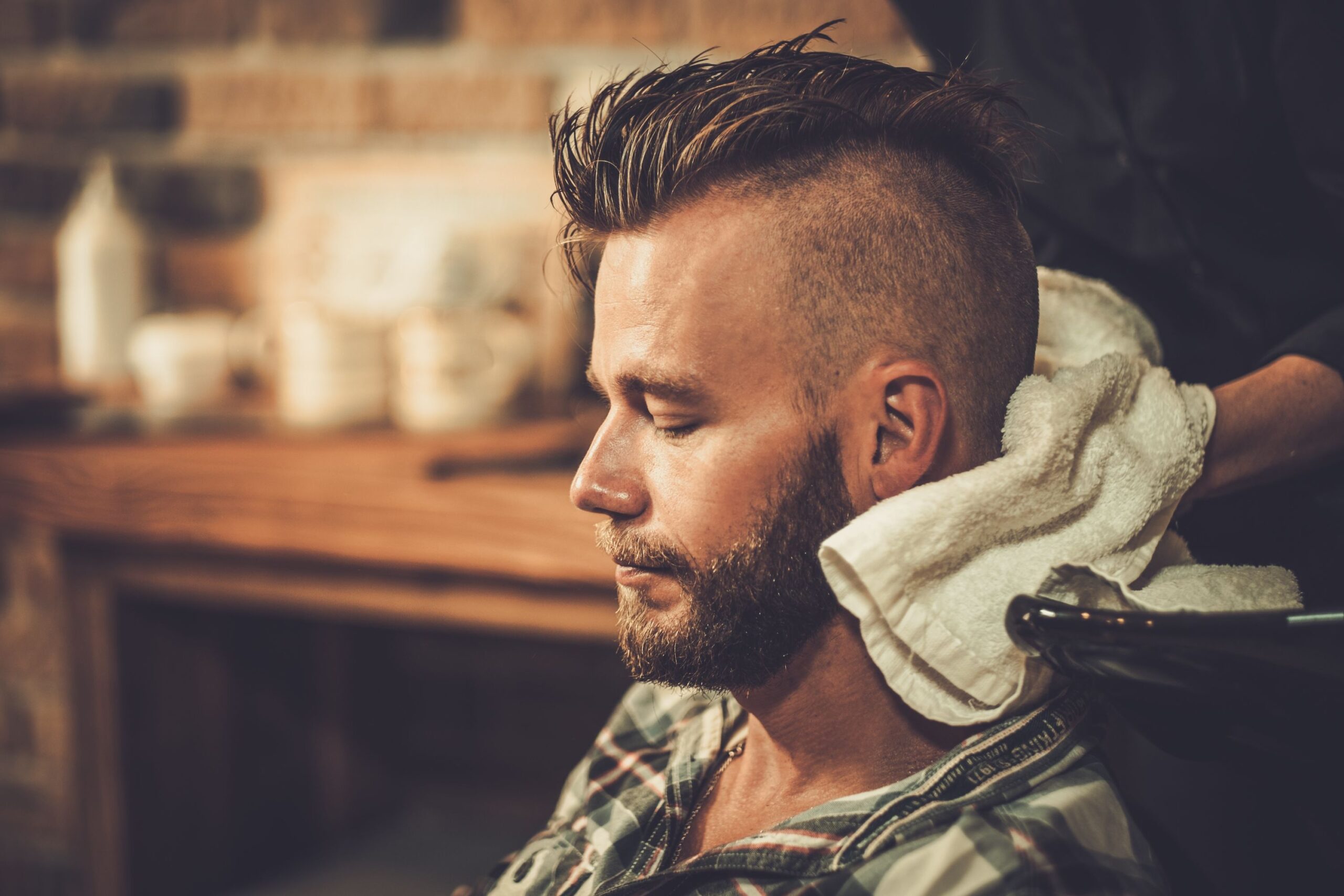 BA BƯỚC ĐƠN GIẢN LÀM CHỦ KIỂU TÓC MOHICAN