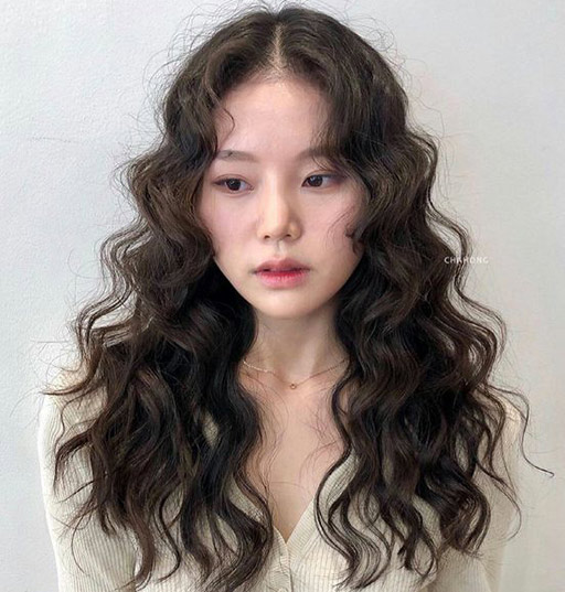 Tóc xoăn retro cho mặt tròn