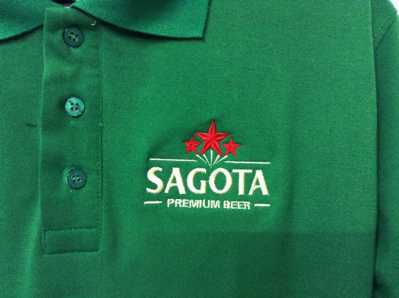 So sánh giữa hai hình thức in và thêu logo lên áo phông đồng phục công ty - Đồng Phục Phước Thịnh