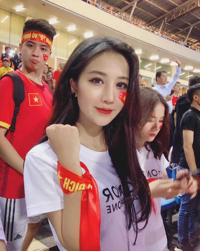 Gái xinh khoe ảnh xem bóng đá nhưng tất cả những gì cư dân mạng chú ý lại là biểu cảm của thánh chụp ké phía sau