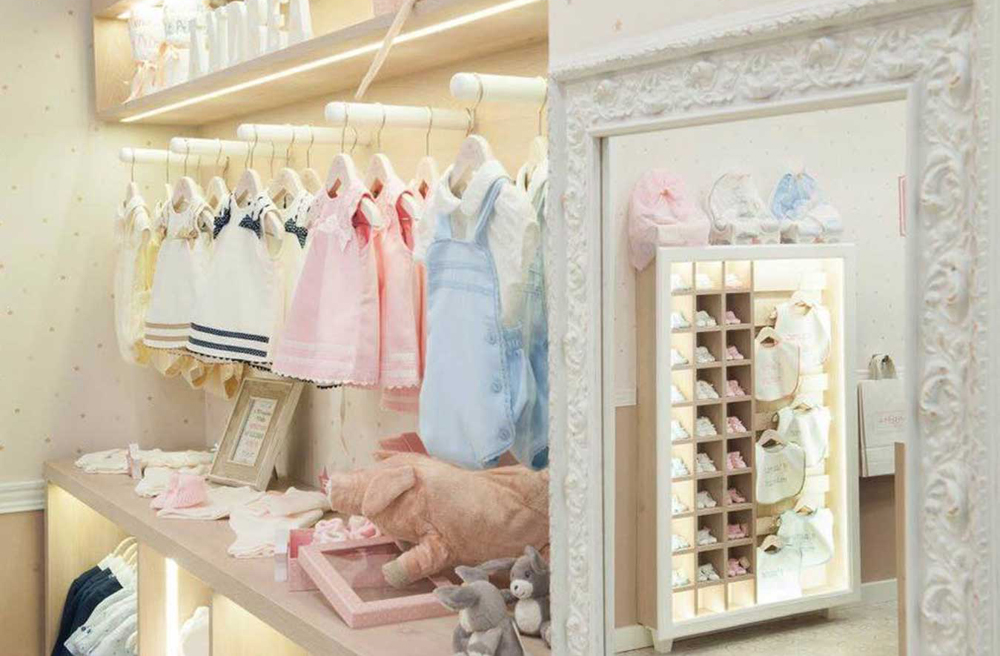 Có Nên Thiết Kế Cửa Hàng Thời Trang Trẻ Em Bằng Gỗ Hay Không? - Thiết kế nội thất Shop đẹp - Thi công Shop giá rẻ tại TPHCM