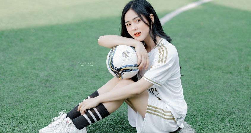 7 cách phối đồ với áo đá banh cho nam, nữ cực đẹp, năng động