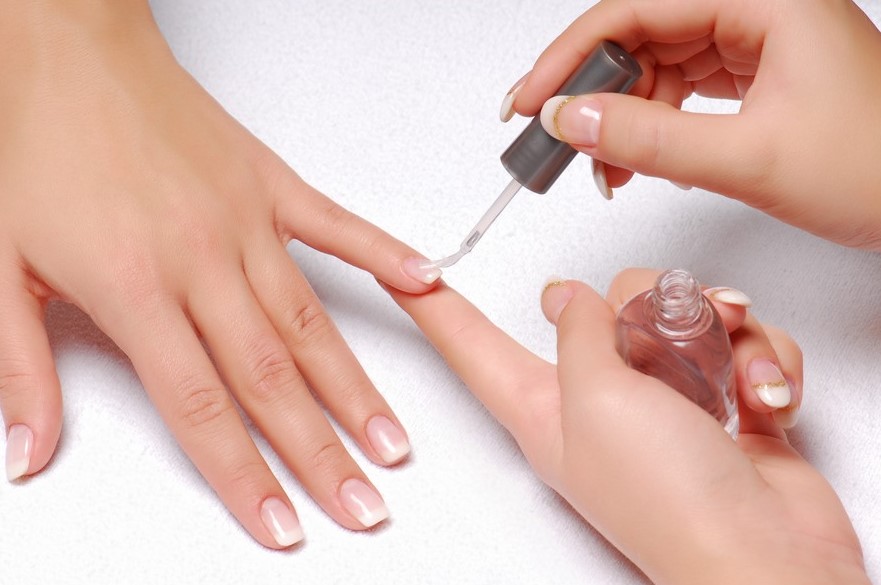 Nhiều người gặp phải tình trạng ố vàng khi sơn móng tay