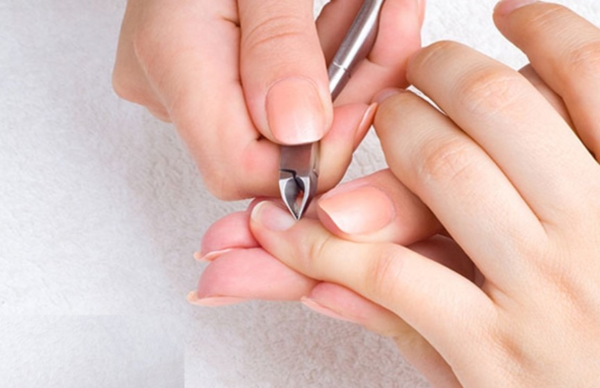 Làm sạch những vùng da chết sẽ giảm nguy cơ lem màu khi sơn móng tay